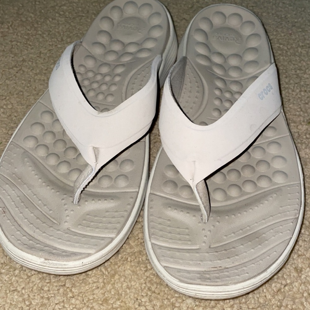 crocs flip flops size 9
